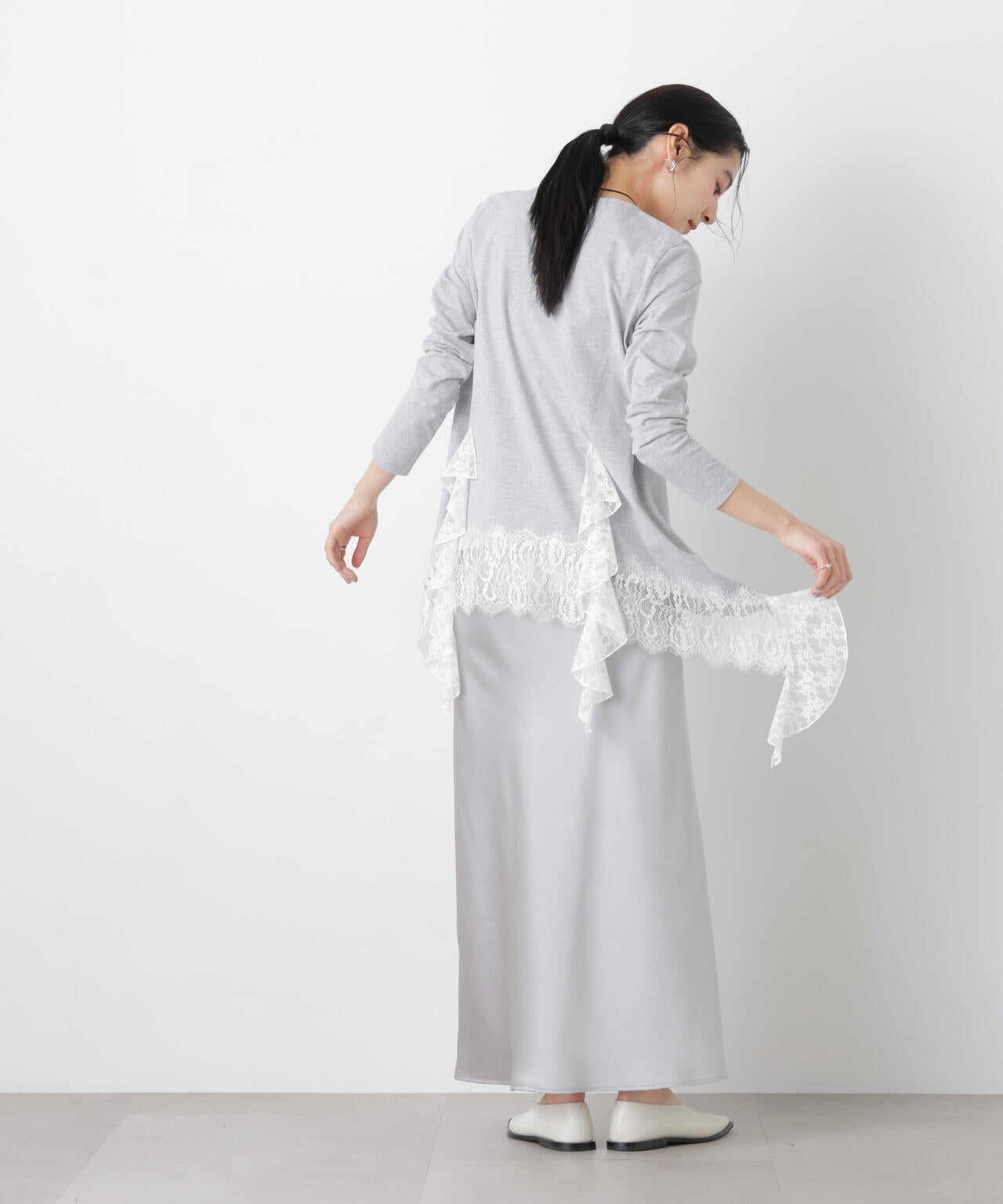 レースラッフルヘムカットトップス