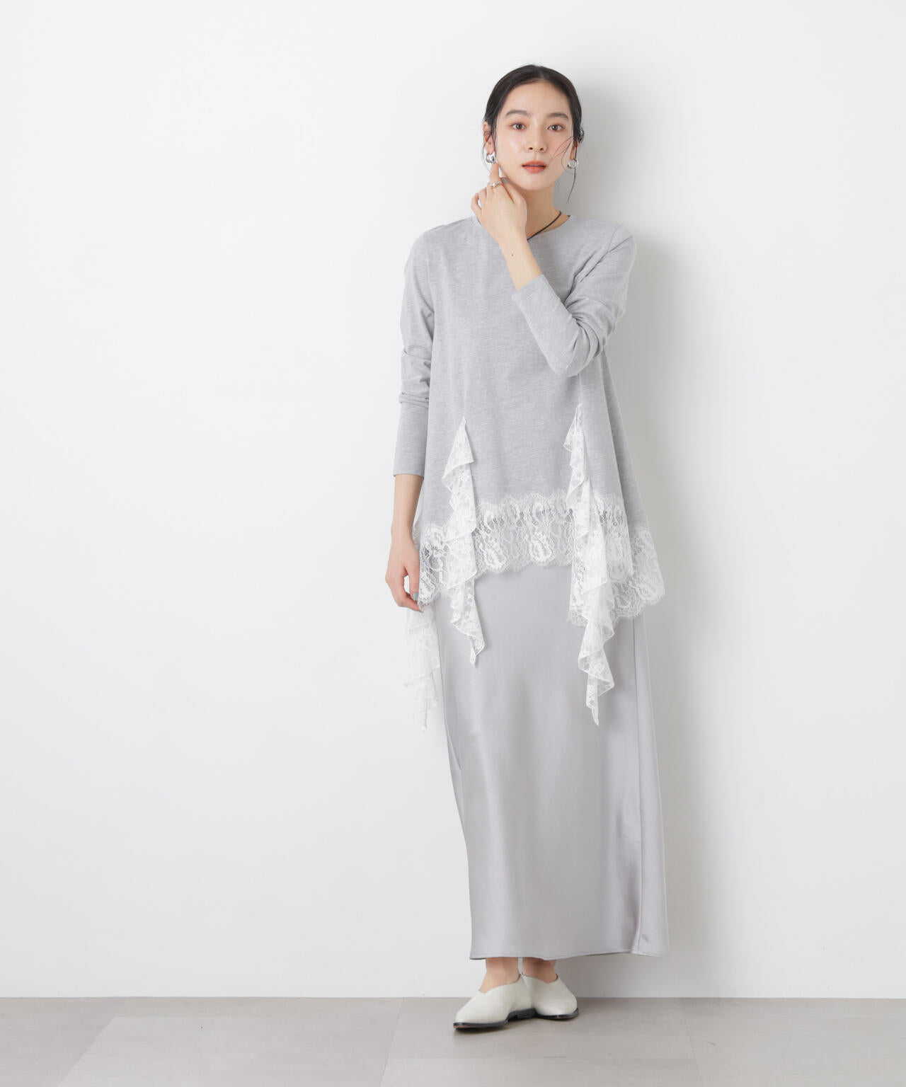 レースラッフルヘムカットトップス