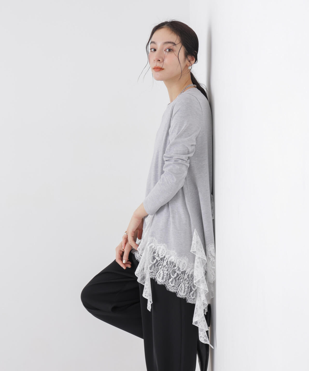 レースラッフルヘムカットトップス