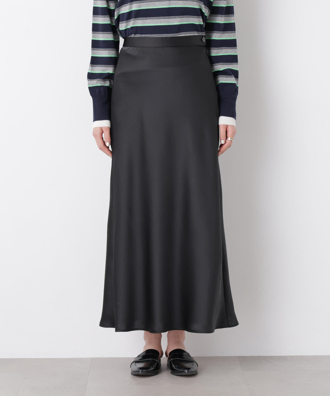 サテンナロースカート