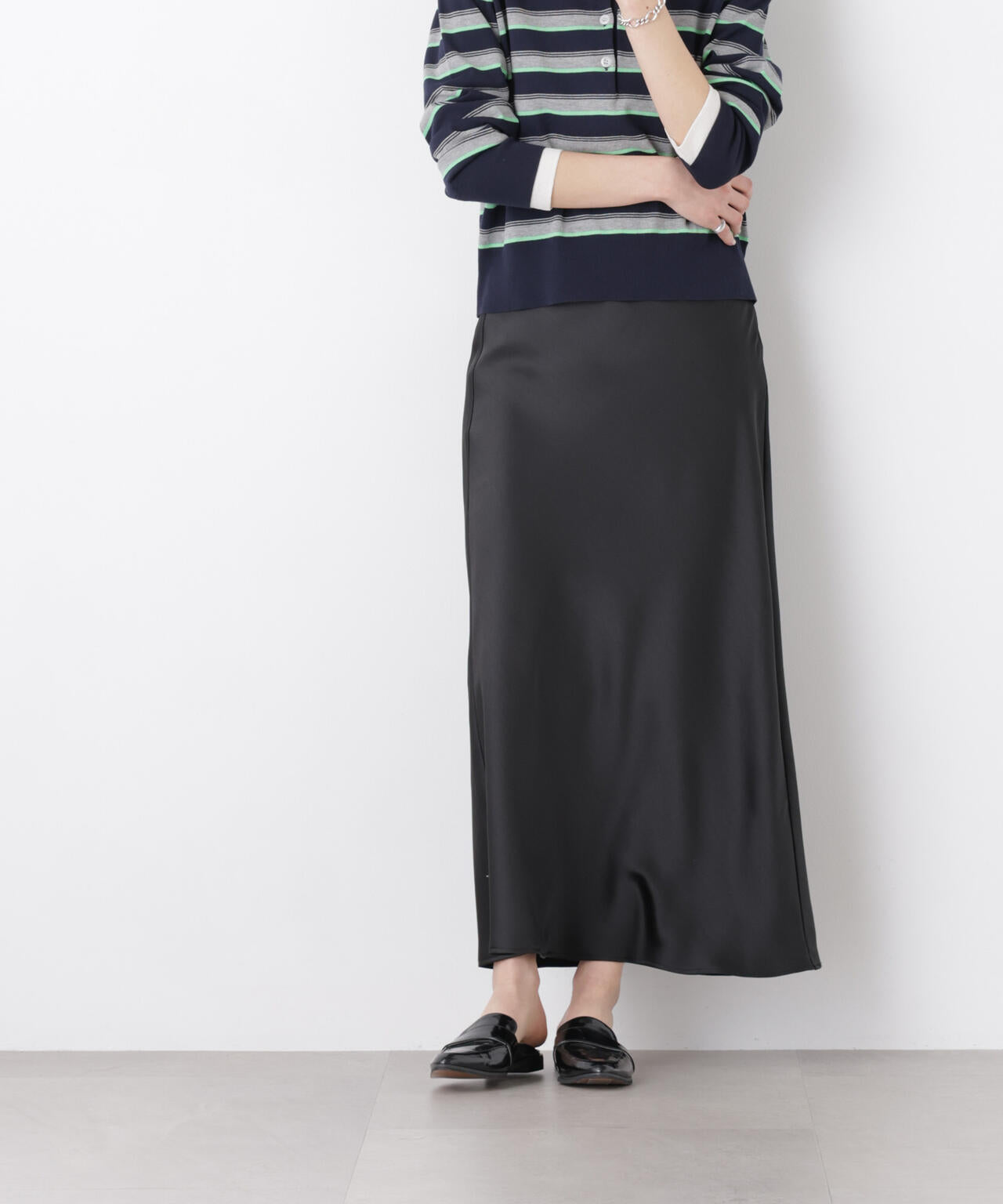 サテンナロースカート