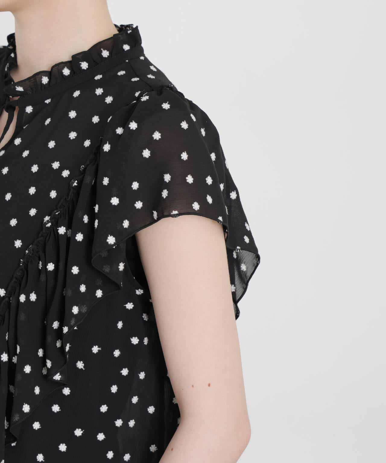 フラワードット刺繍フリルブラウス