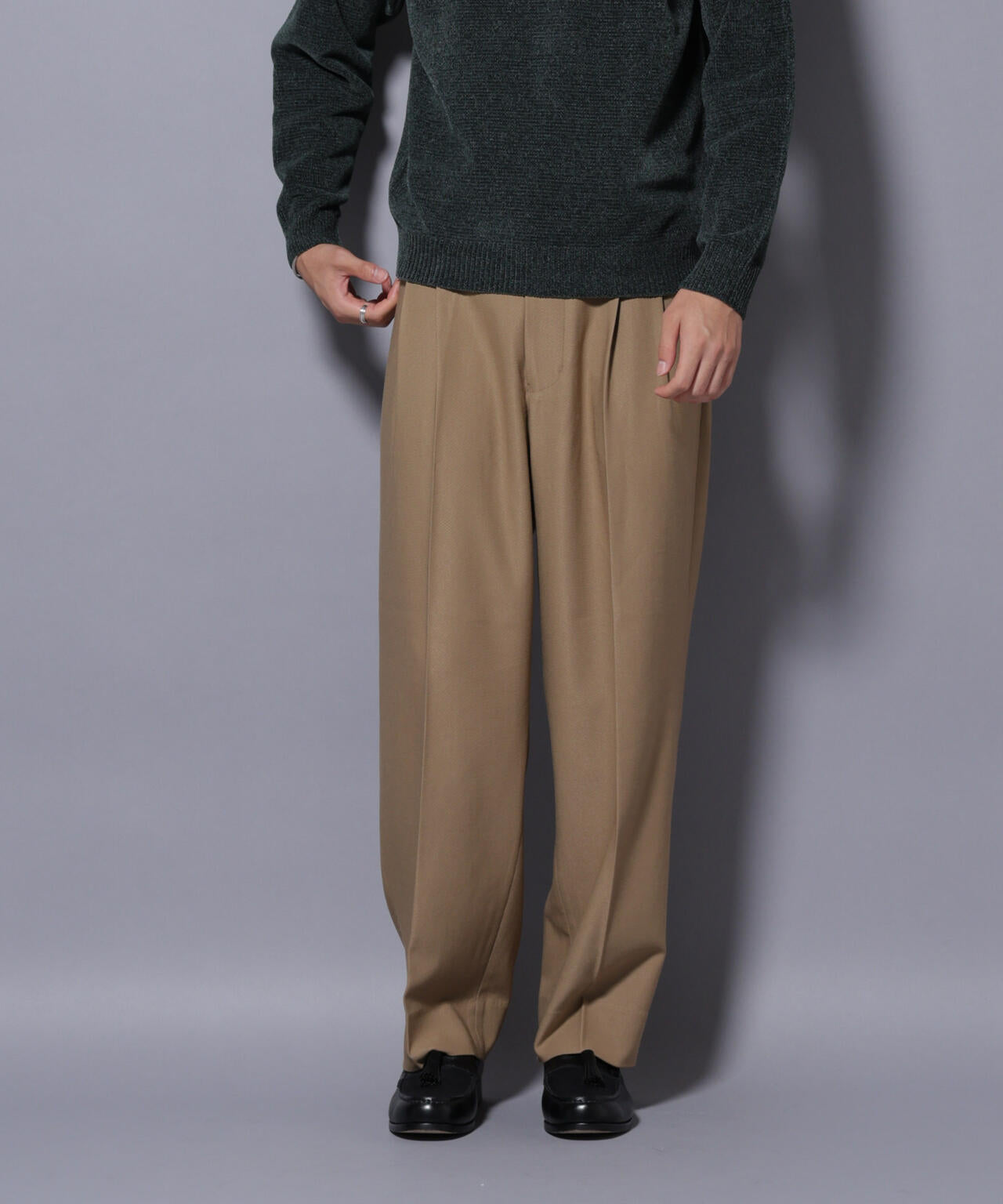 2タックテーパードスラックス