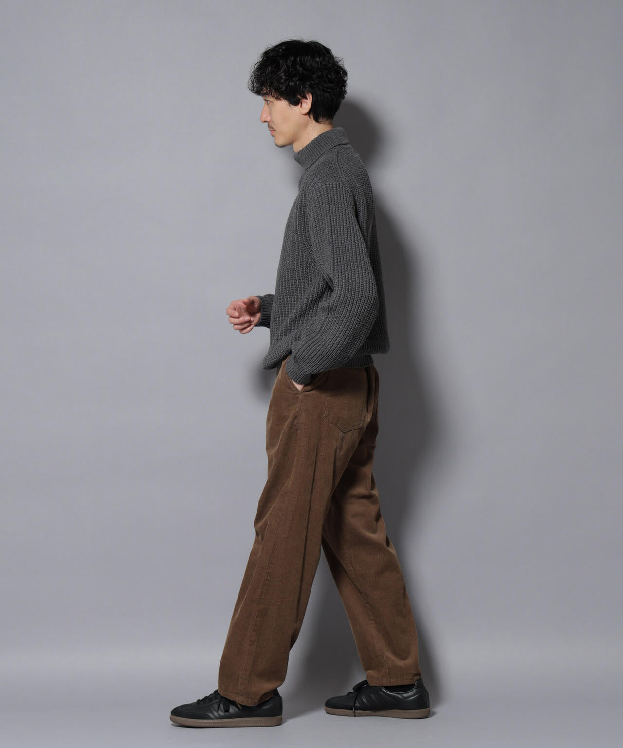 ローゲージタートルニット