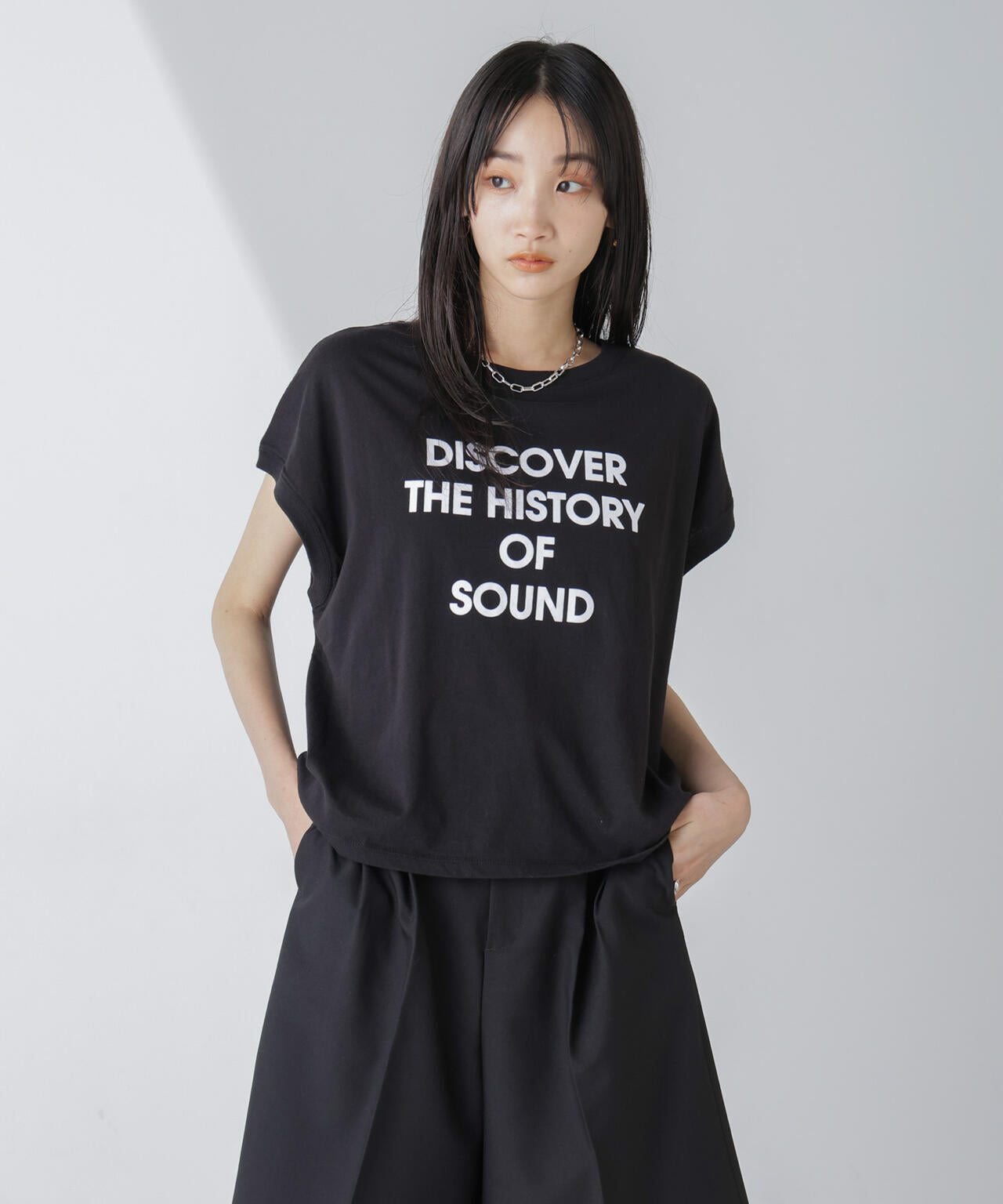 フロッキーロゴノースリーブクロップドトップス