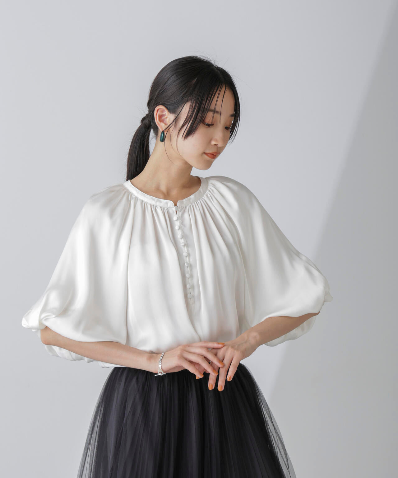 前後2wayシアーサテンボリュームスリーブブラウス