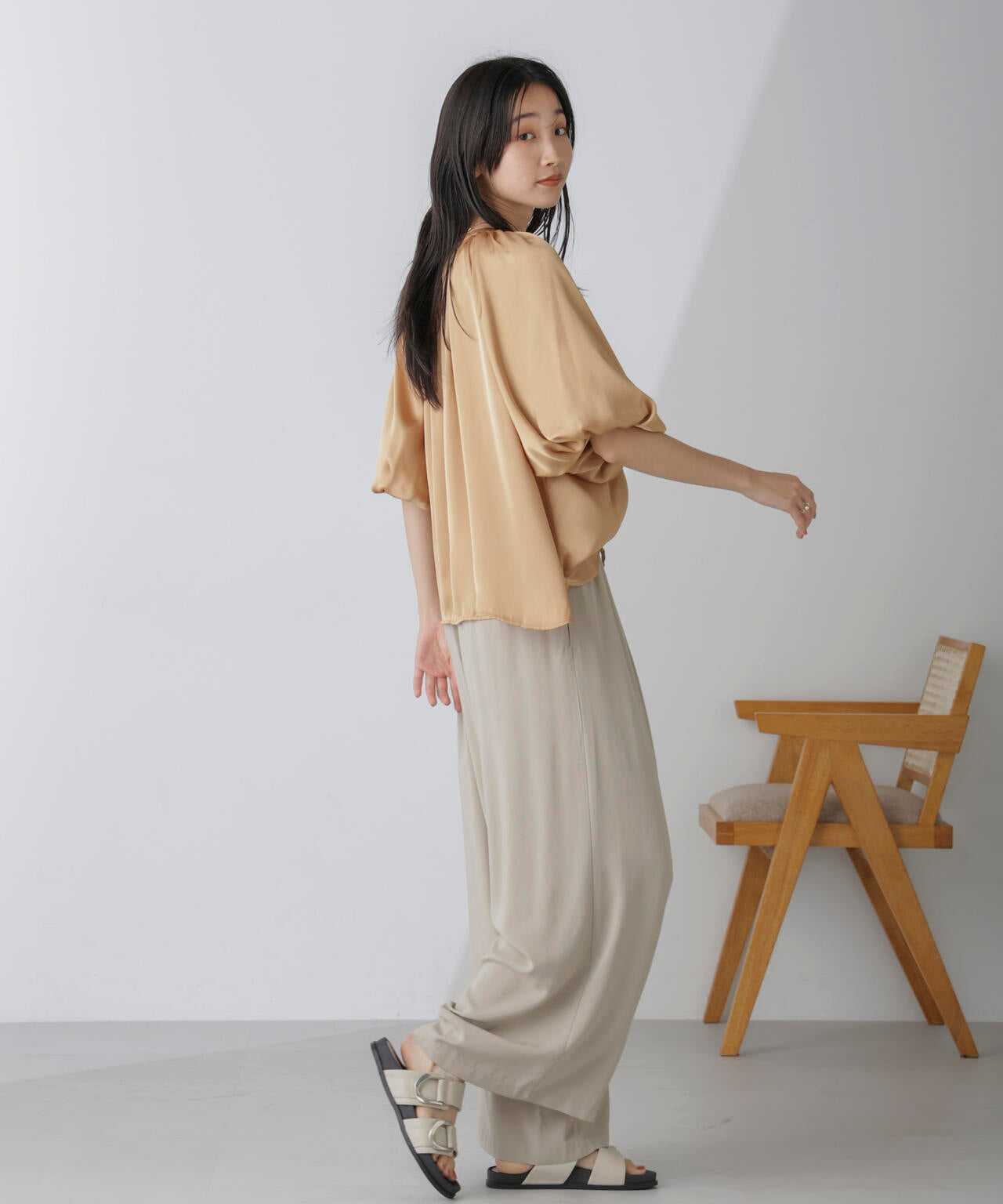 前後2wayシアーサテンボリュームスリーブブラウス