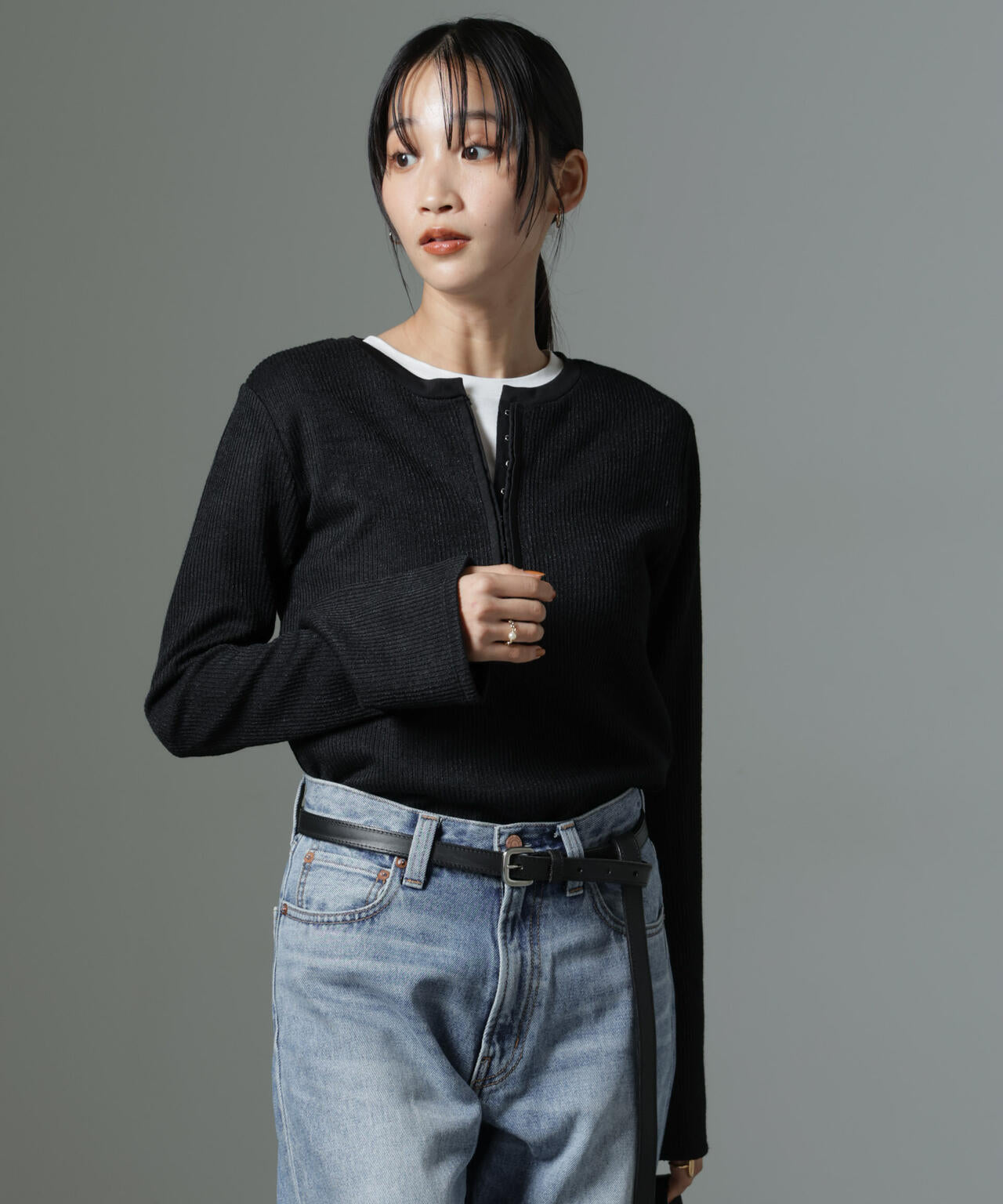 ホックヘンリーネックベルスリーブリブトップス