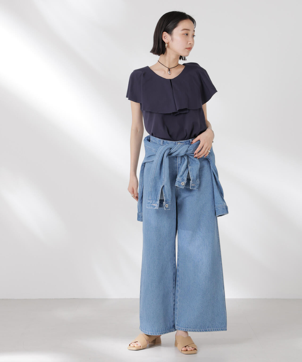 ラッフルカラーカットノースリーブトップス