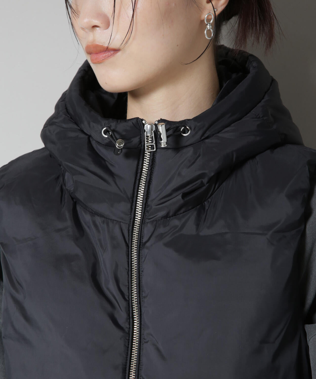 撥水加工ライトダウン フードジップアップベスト