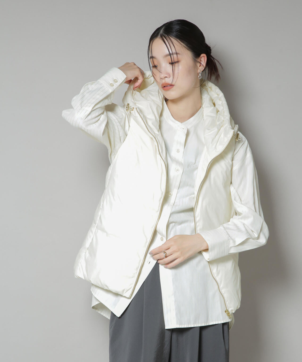 撥水加工ライトダウン フードジップアップベスト