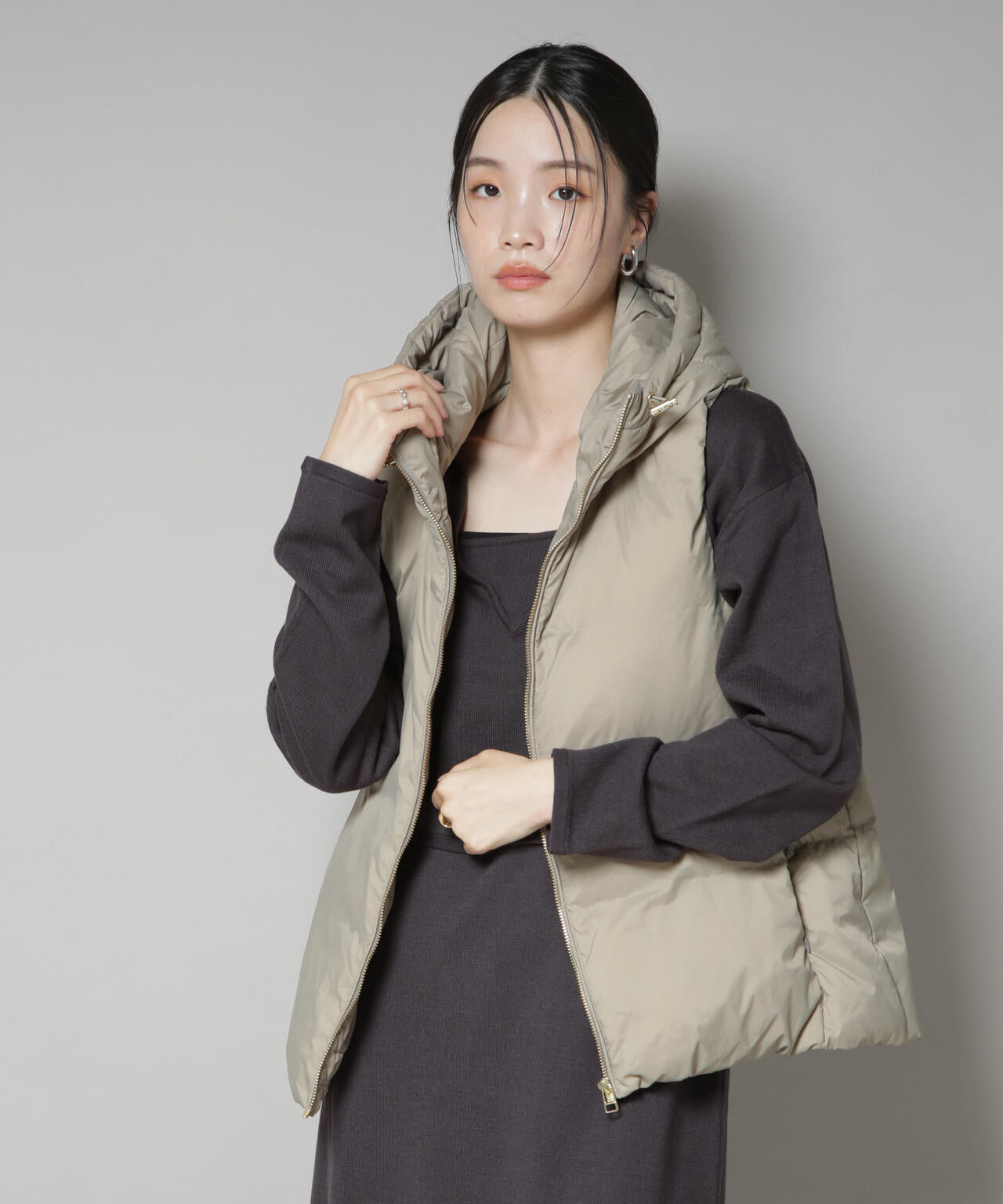 撥水加工ライトダウン フードジップアップベスト