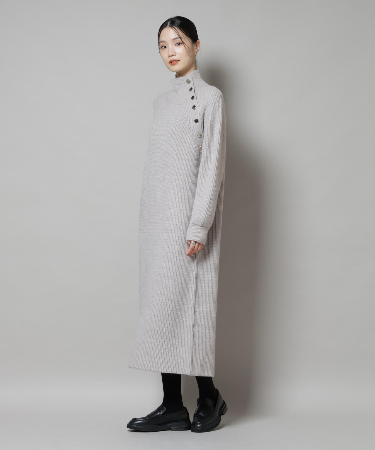 釦ディティールニットワンピース