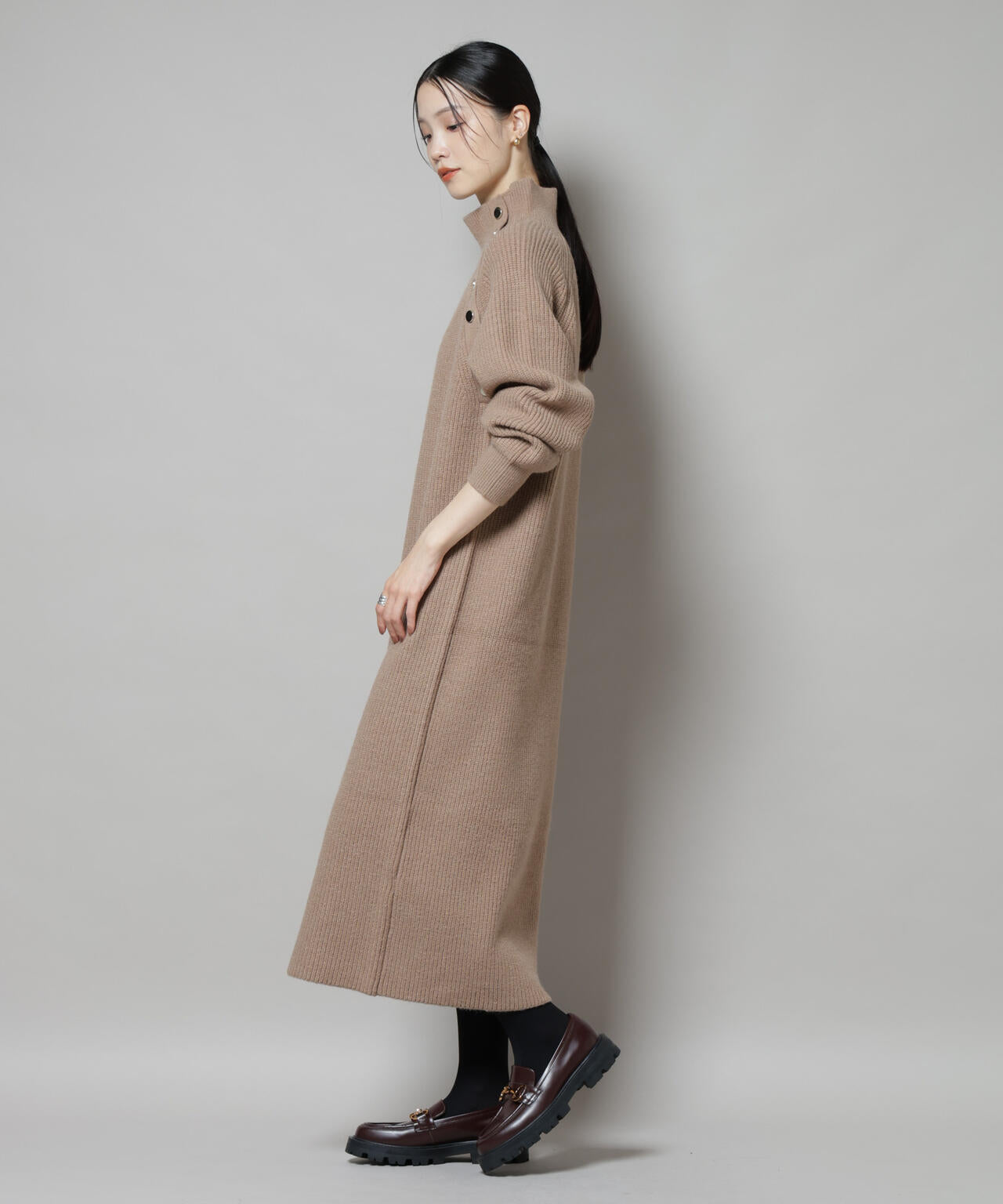 釦ディティールニットワンピース