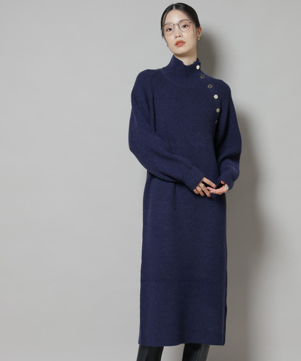 釦ディティールニットワンピース