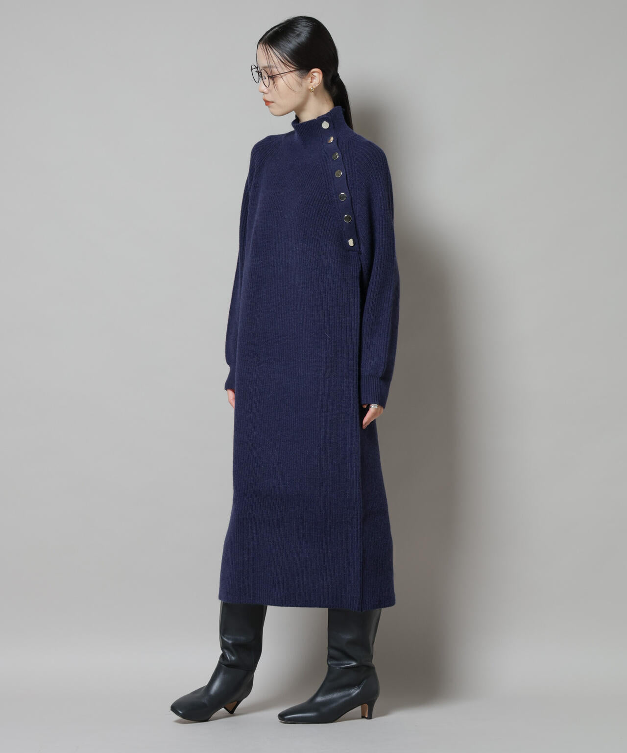 釦ディティールニットワンピース