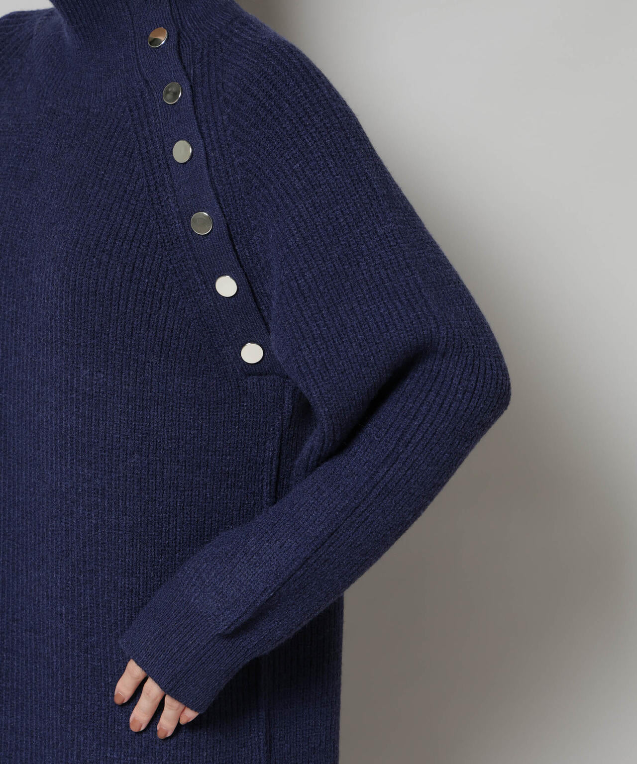 釦ディティールニットワンピース