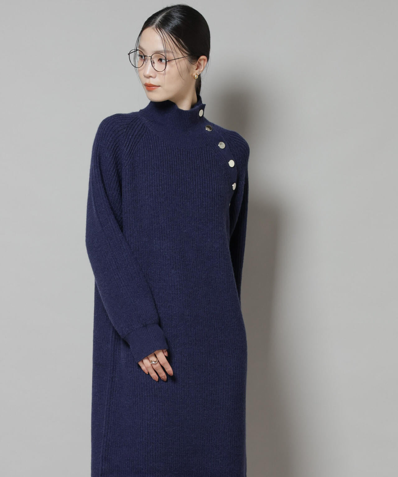 釦ディティールニットワンピース