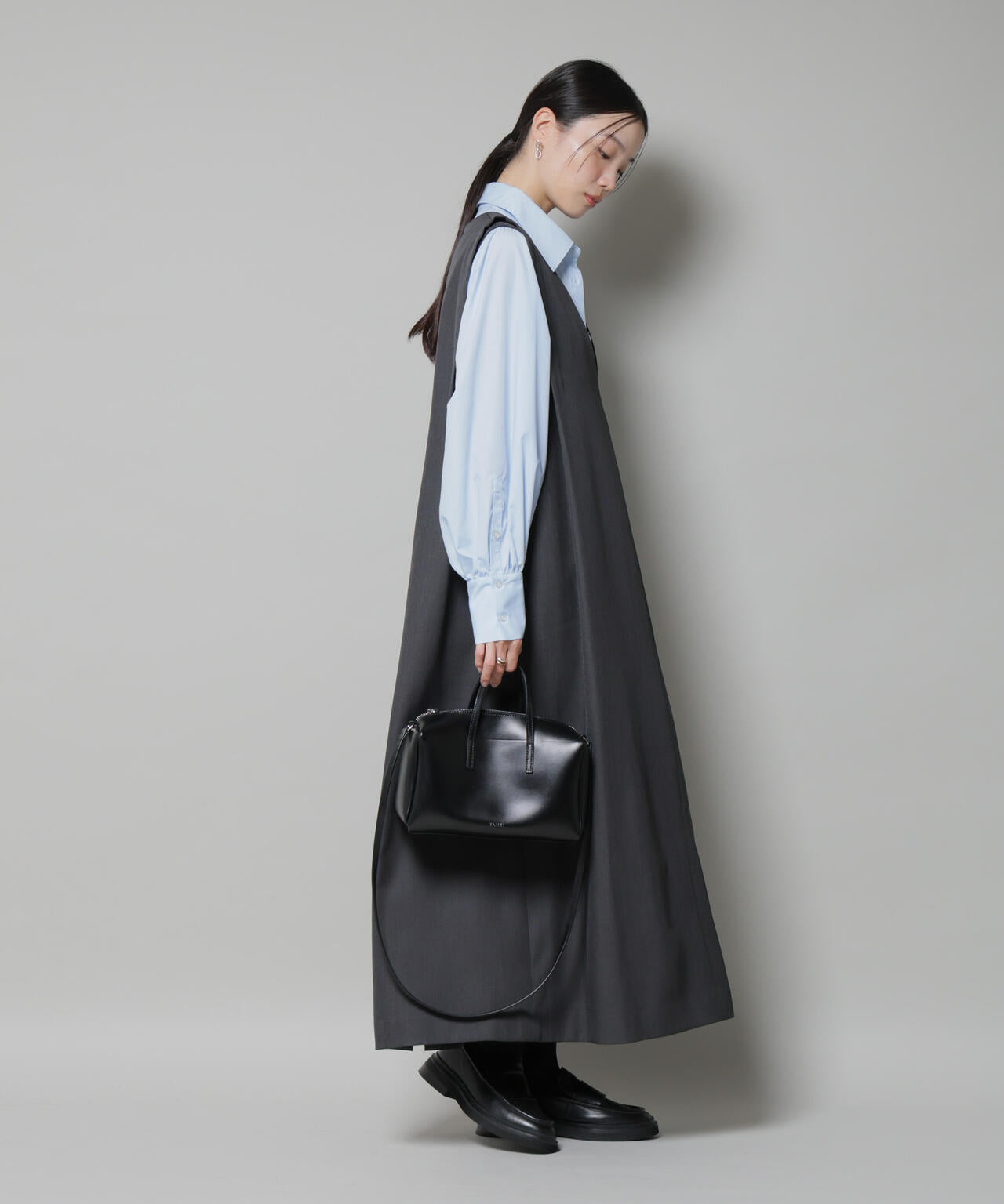 ショルダータックVネックワンピース