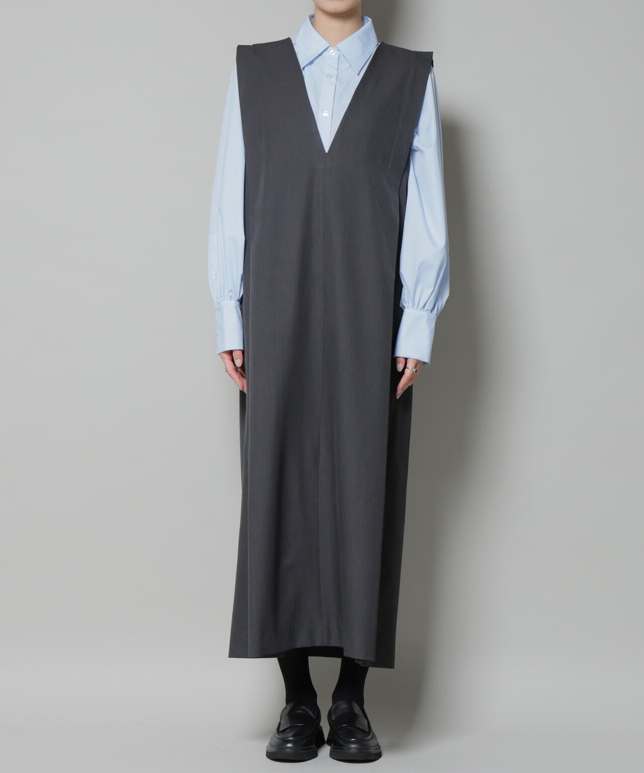 ショルダータックVネックワンピース