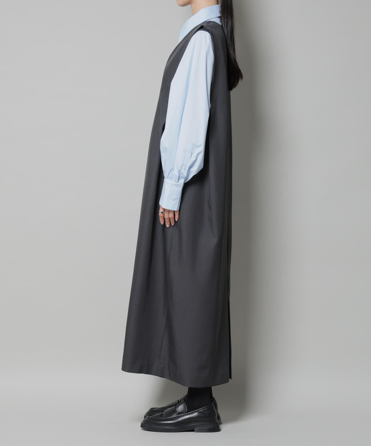 ショルダータックVネックワンピース