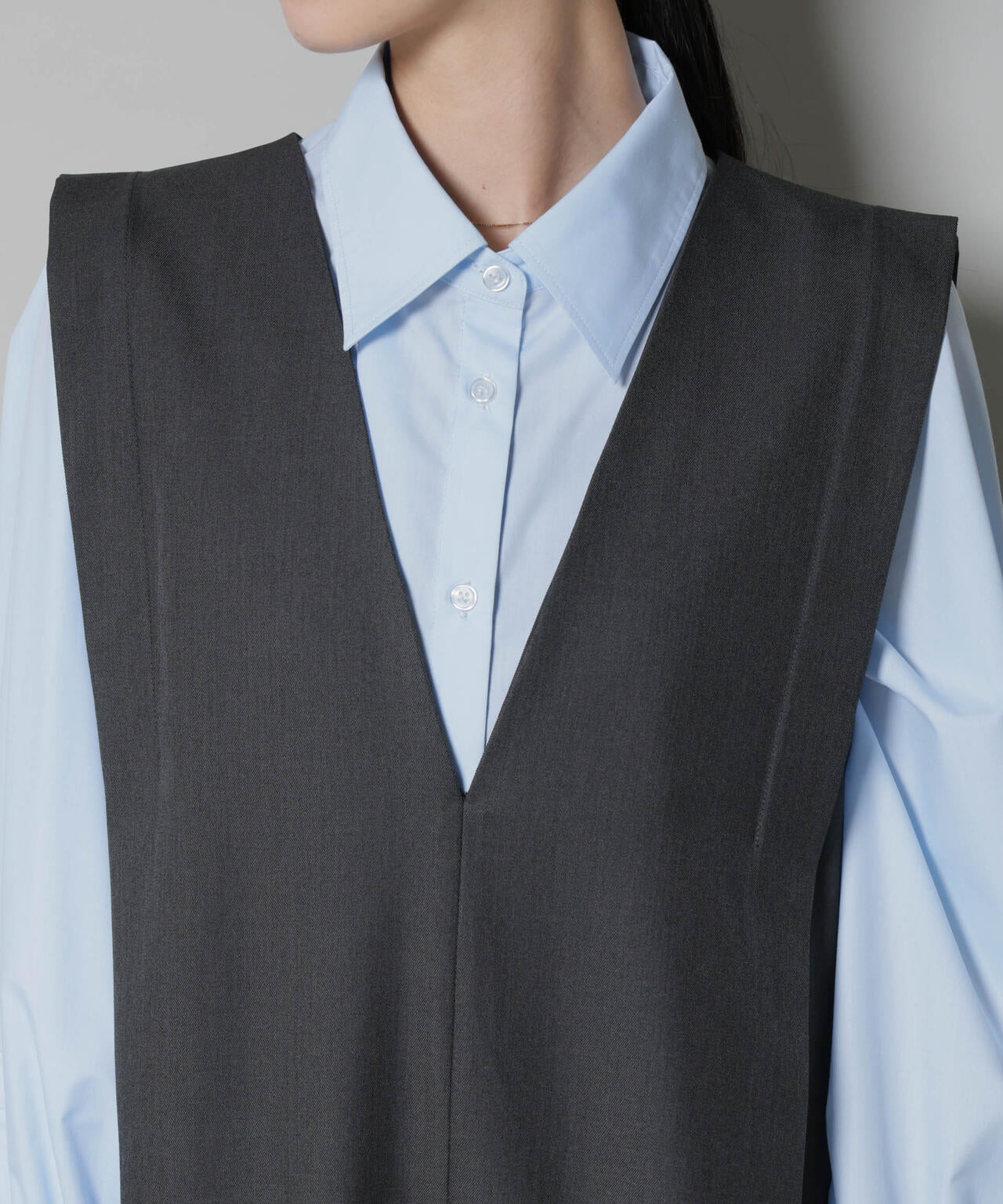 ショルダータックVネックワンピース