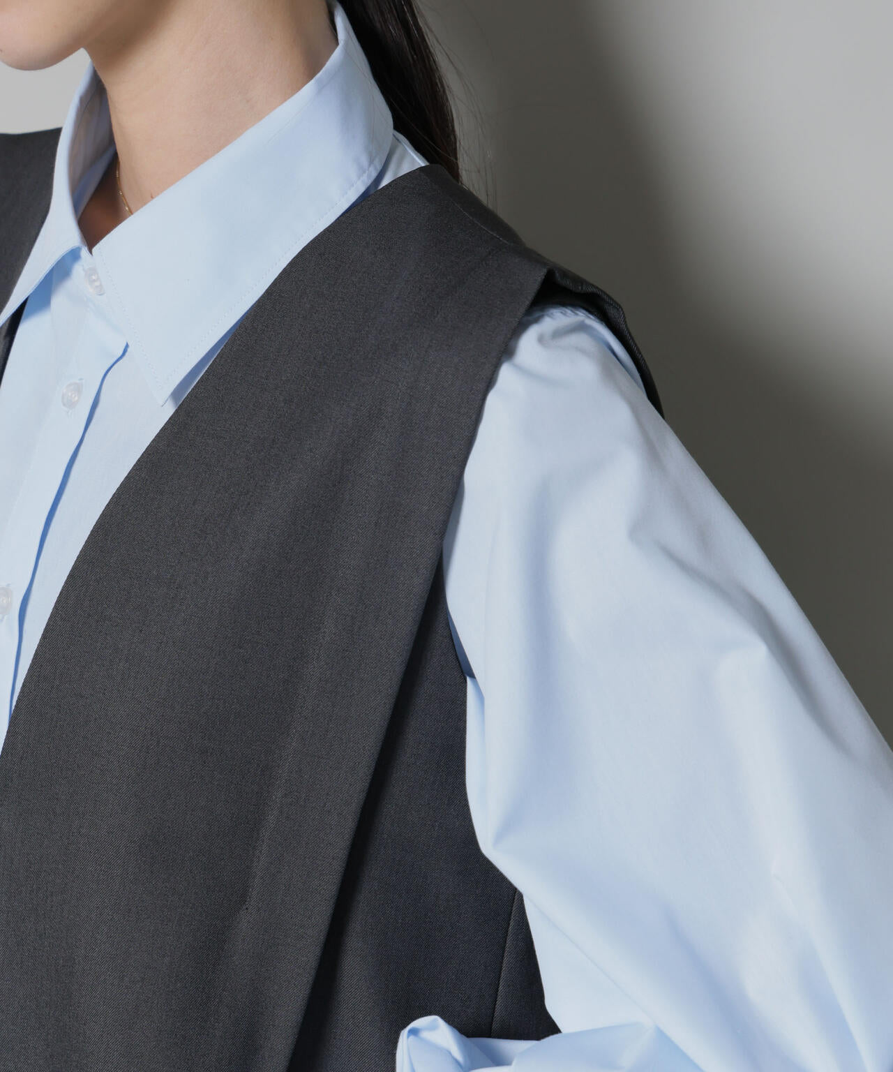 ショルダータックVネックワンピース