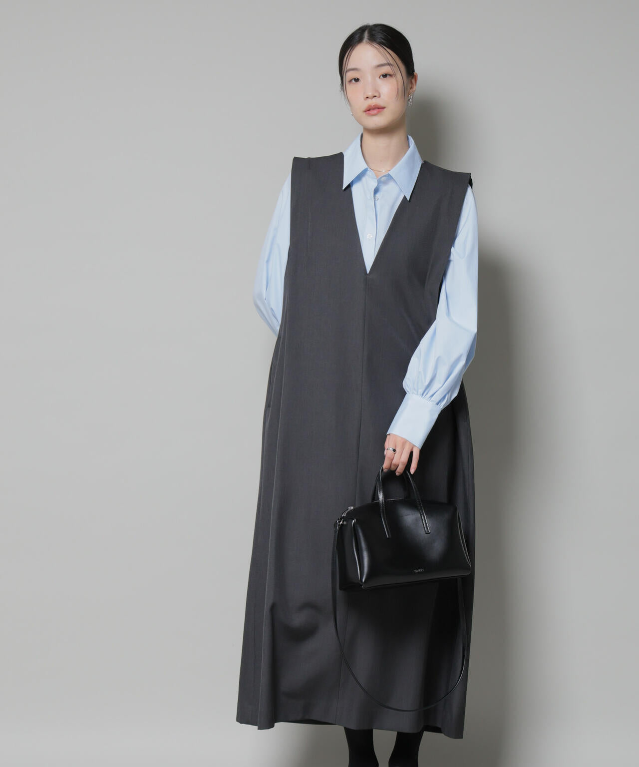 ショルダータックVネックワンピース