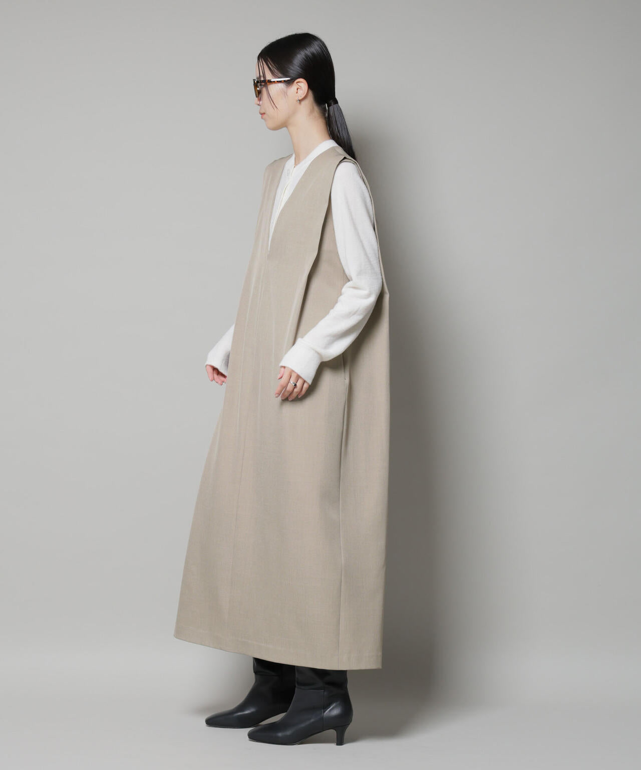 ショルダータックVネックワンピース