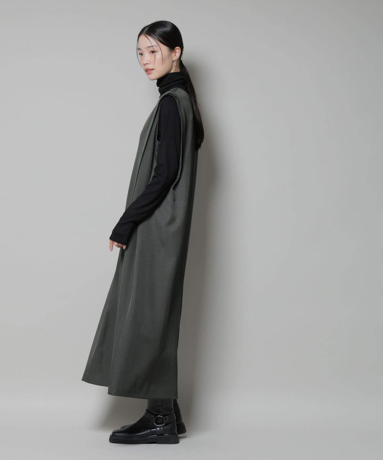 ショルダータックVネックワンピース