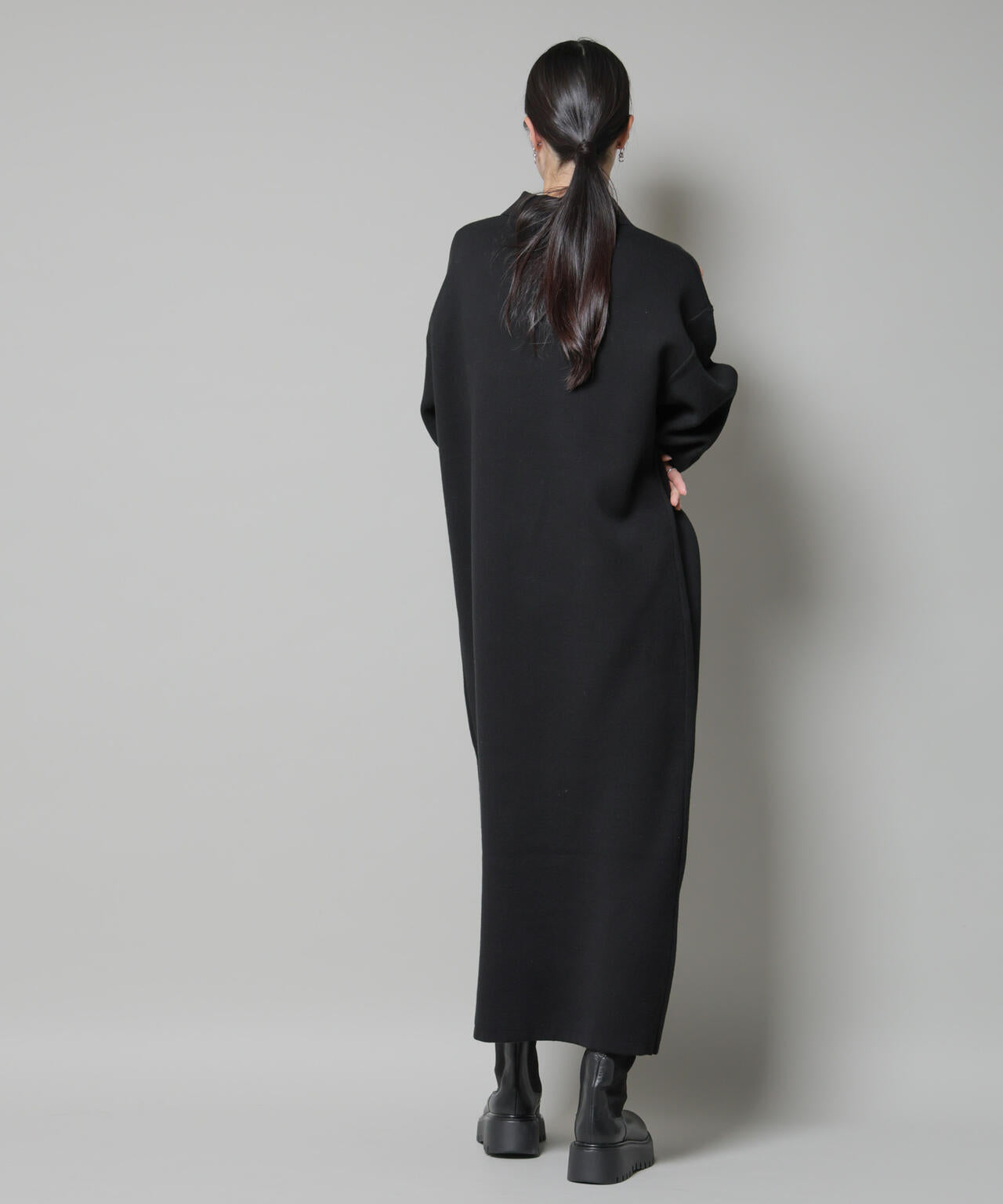 スウェットライク衿付きスキッパーニットワンピース