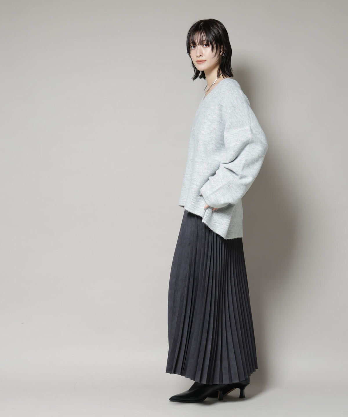 Vネックワイドシルエット圧縮ニット