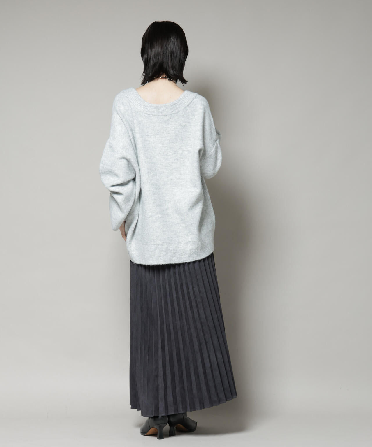 Vネックワイドシルエット圧縮ニット