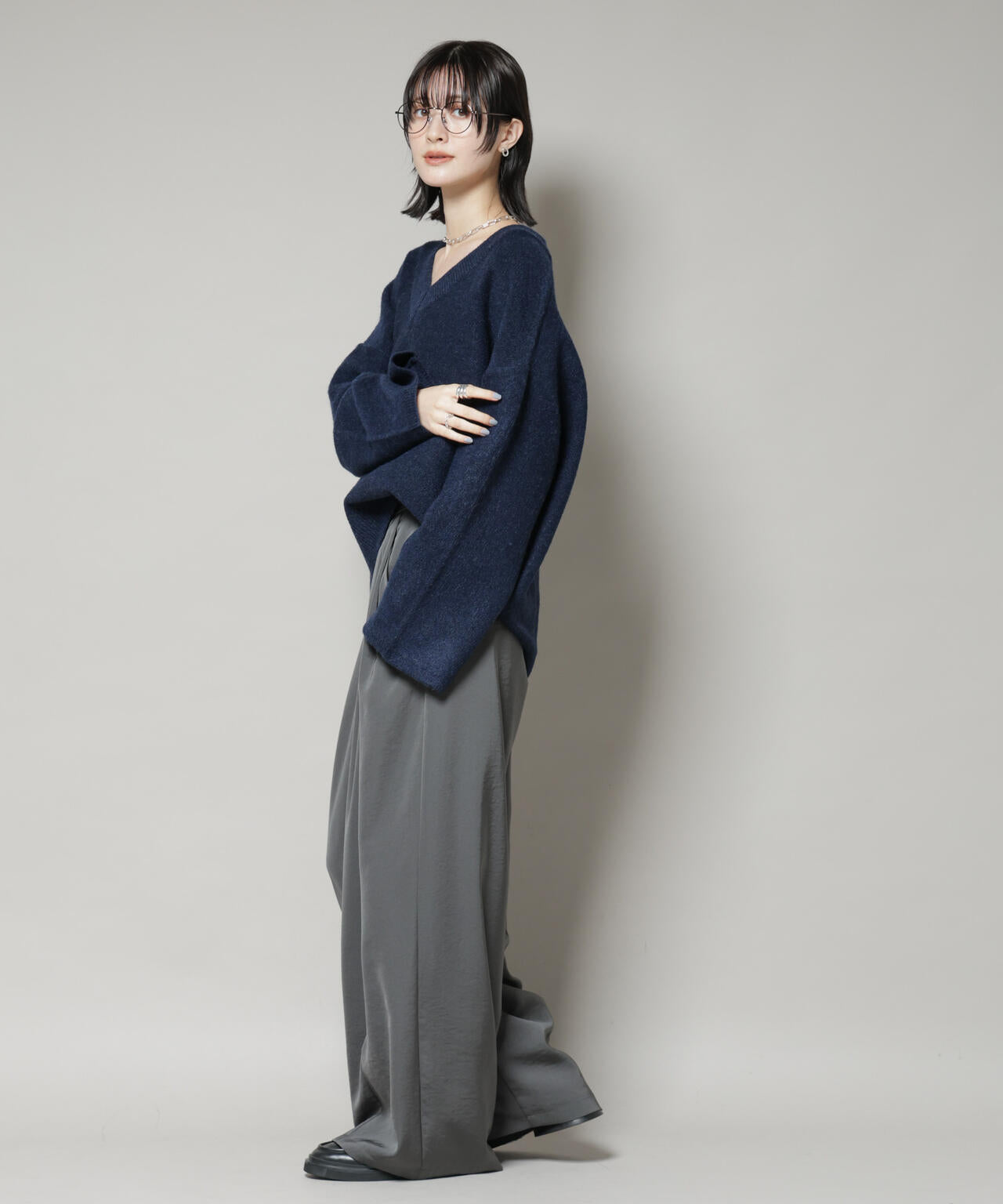 Vネックワイドシルエット圧縮ニット