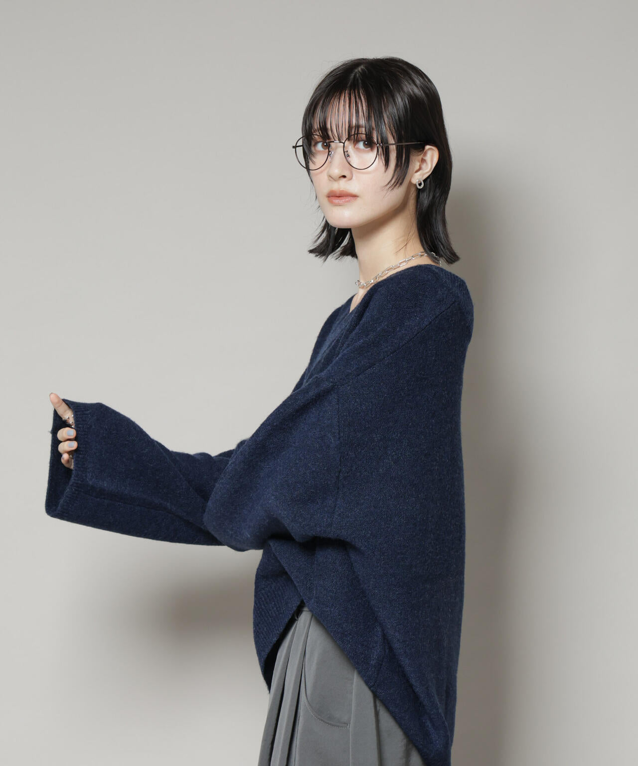 Vネックワイドシルエット圧縮ニット