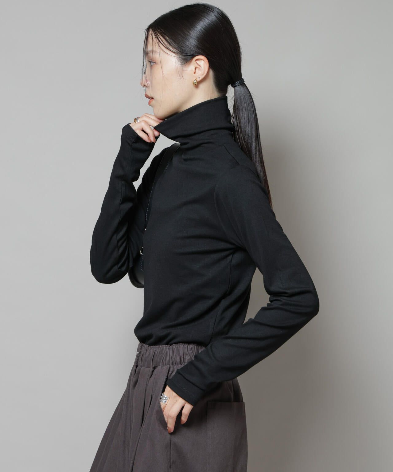 吸湿発熱タートルネックカットトップス