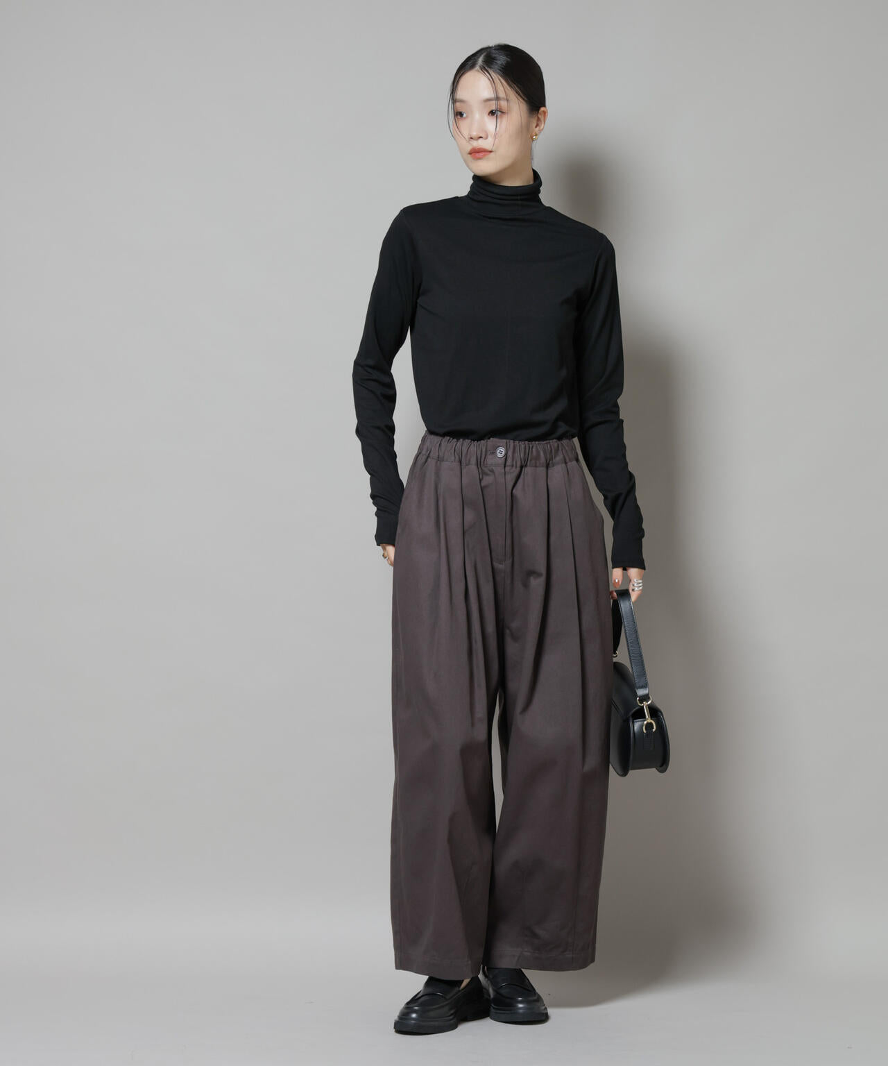 吸湿発熱タートルネックカットトップス