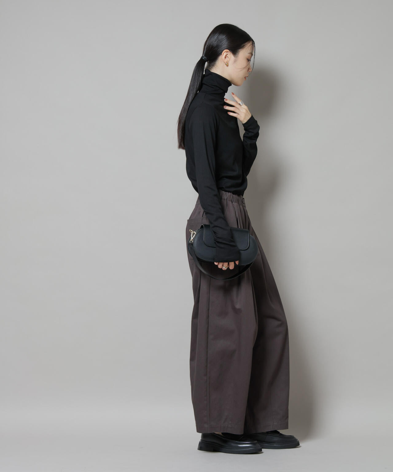 吸湿発熱タートルネックカットトップス