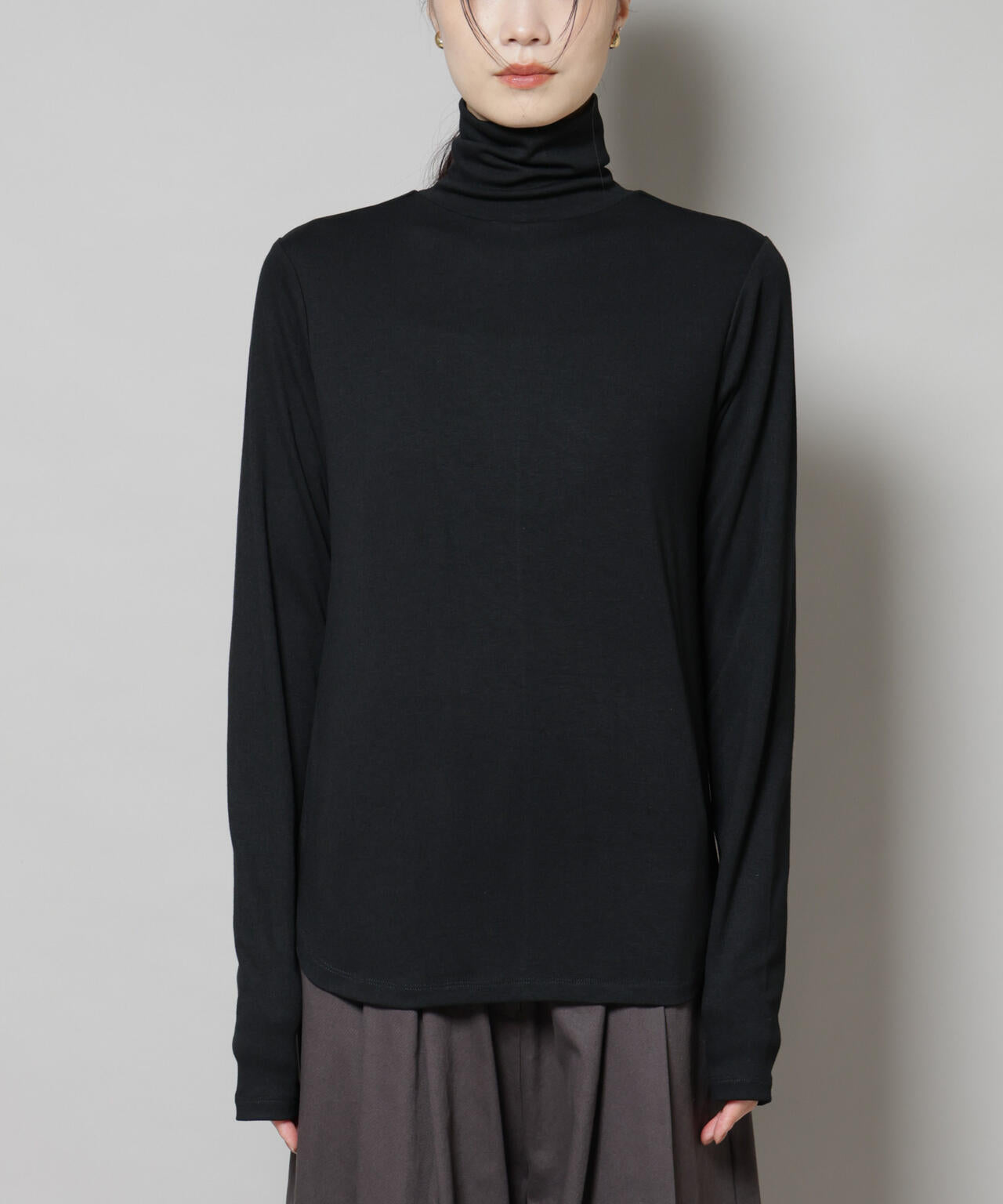 吸湿発熱タートルネックカットトップス
