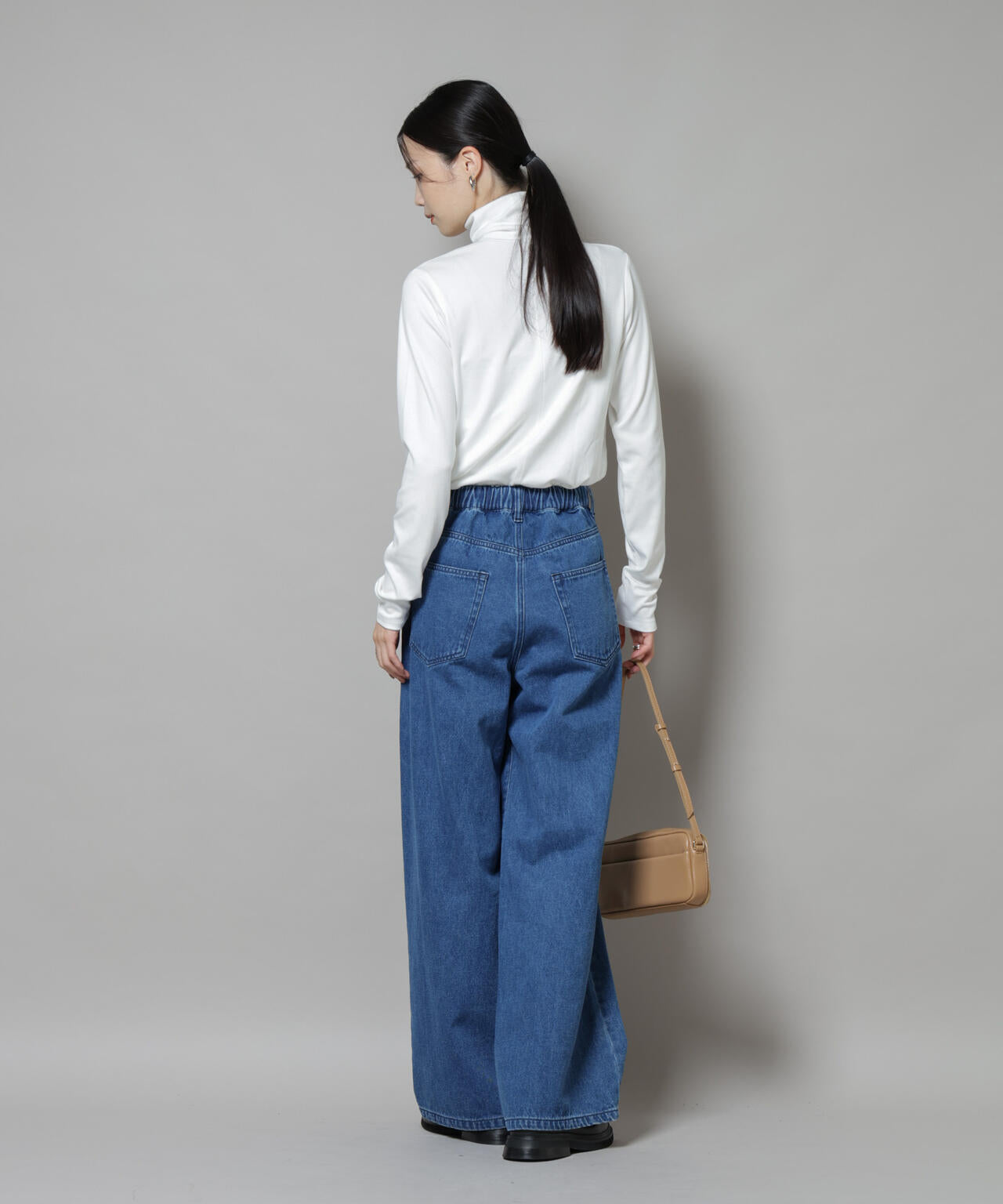 吸湿発熱タートルネックカットトップス