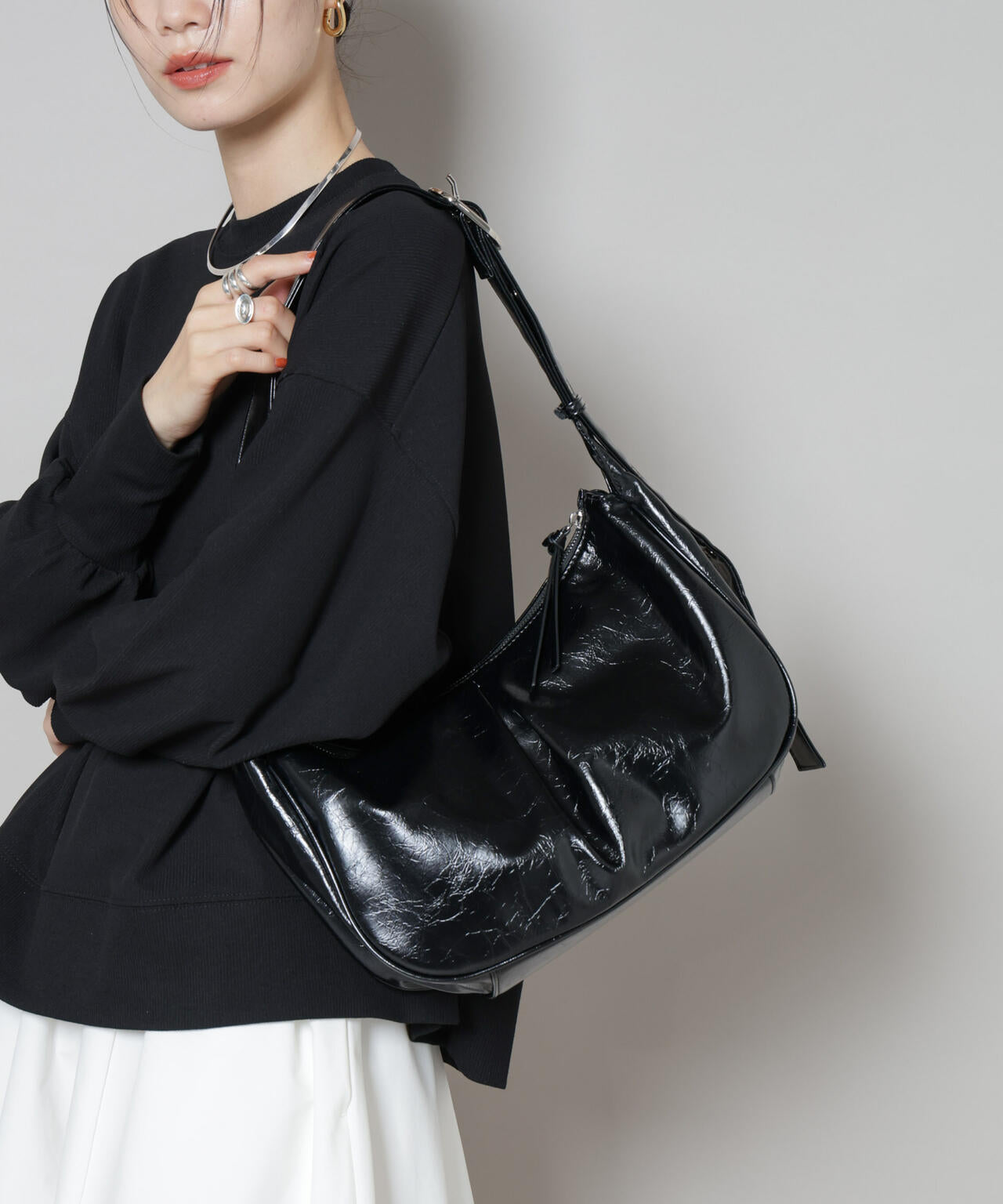 ベルトディテールラウンドショルダーバッグ