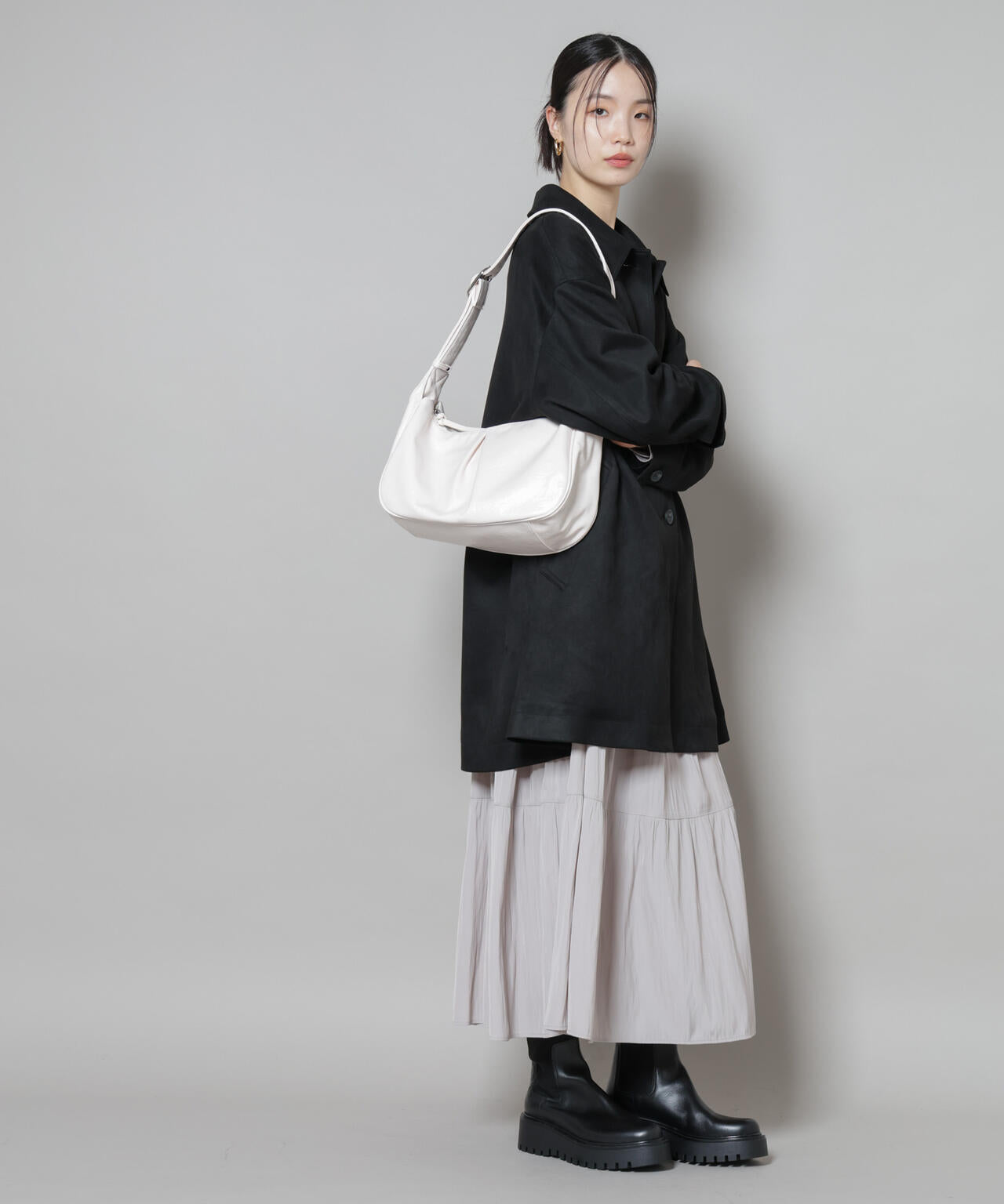 ベルトディテールラウンドショルダーバッグ