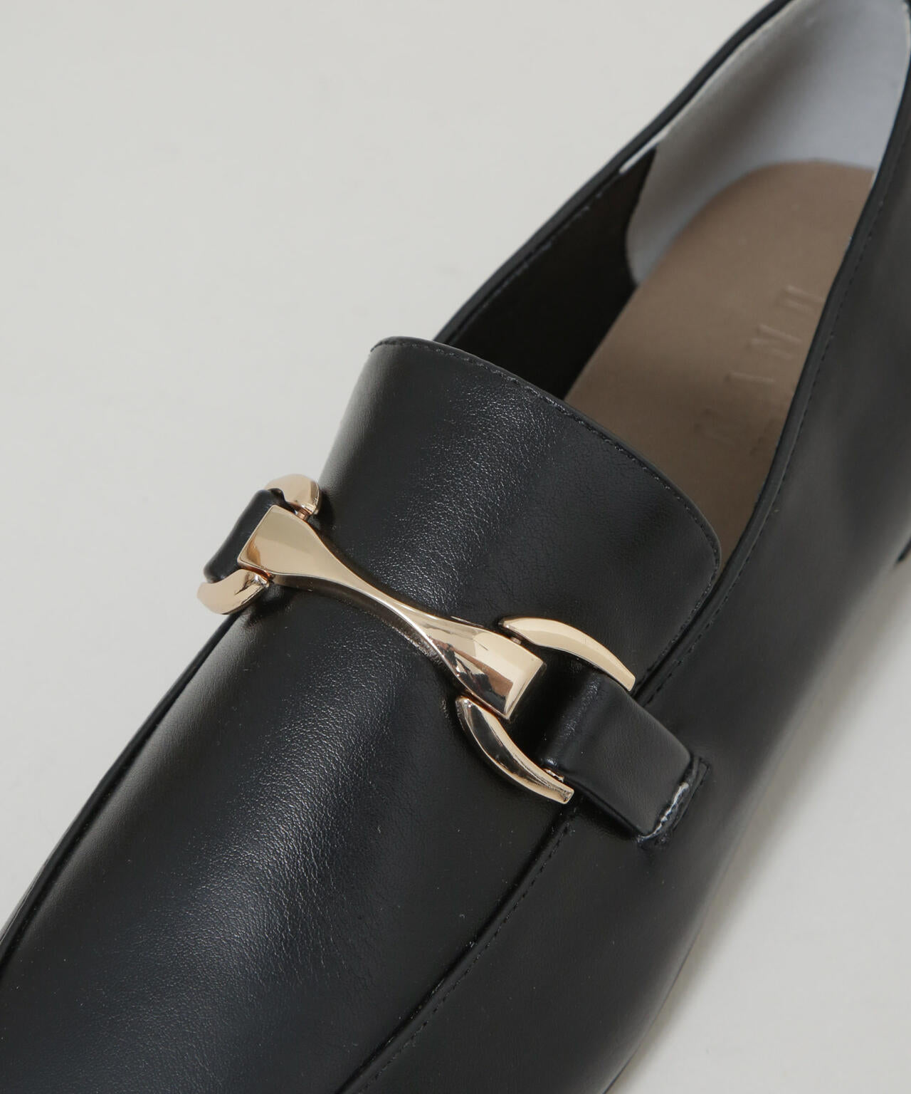 スクエアトゥバックル付きローファー