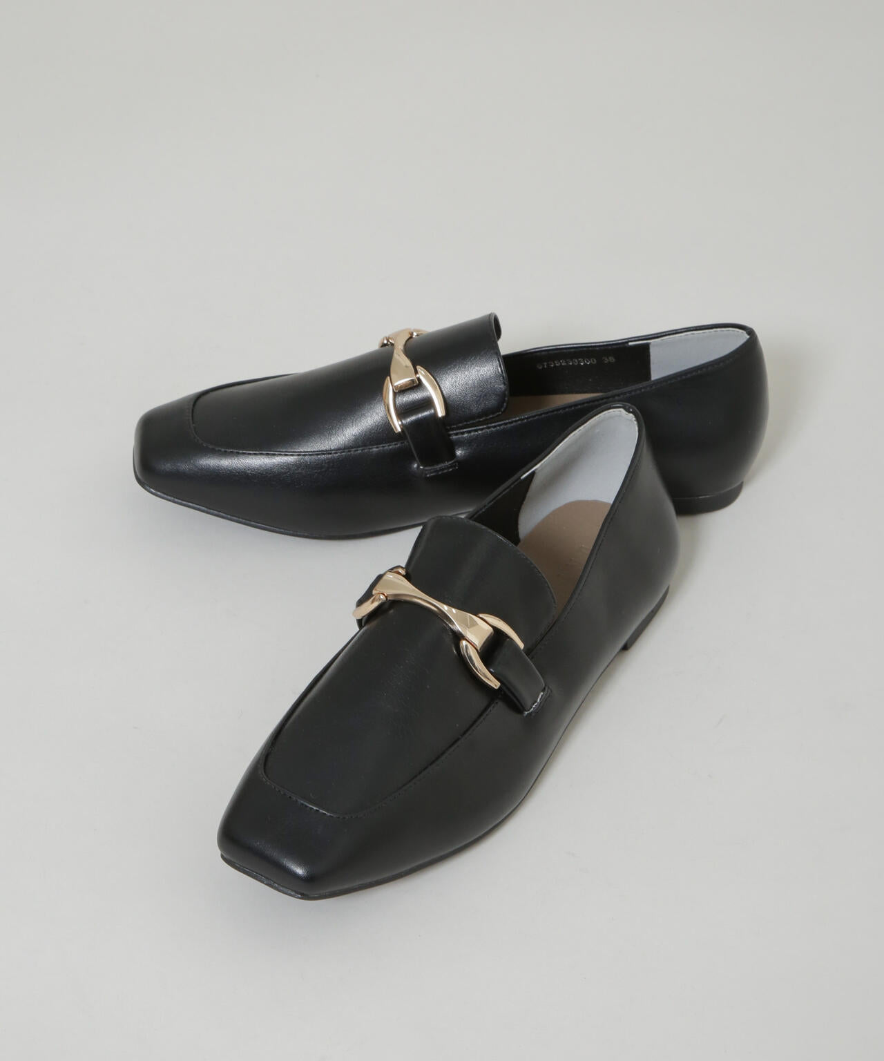 スクエアトゥバックル付きローファー