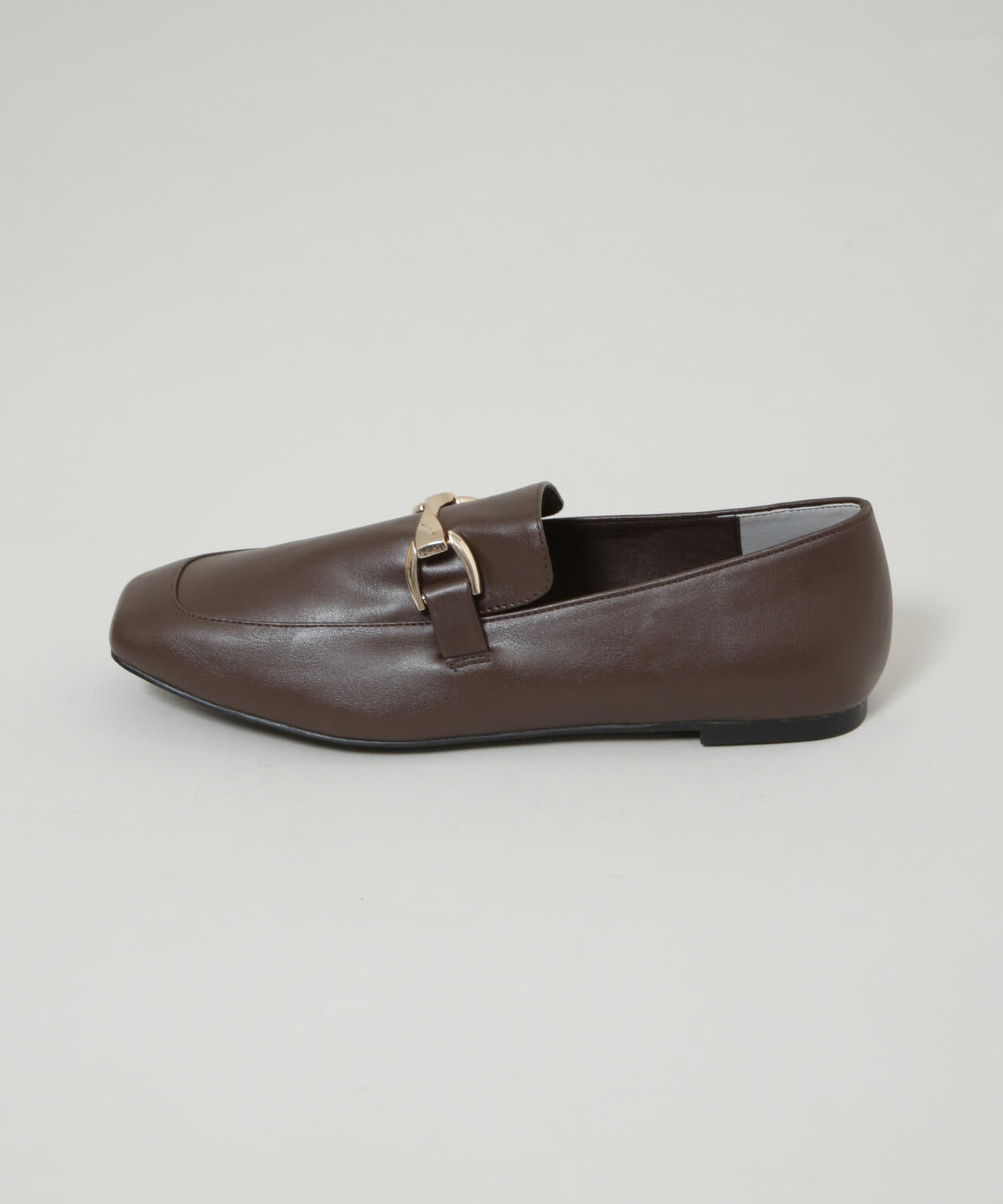 スクエアトゥバックル付きローファー