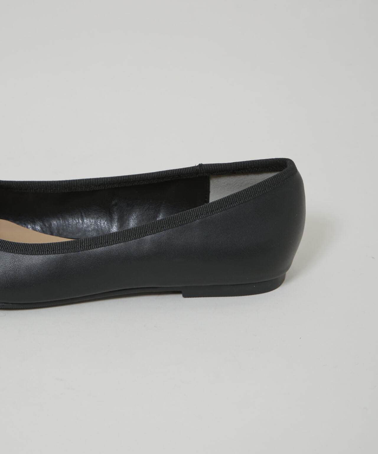 ポインテッドトゥリボンフラットパンプス