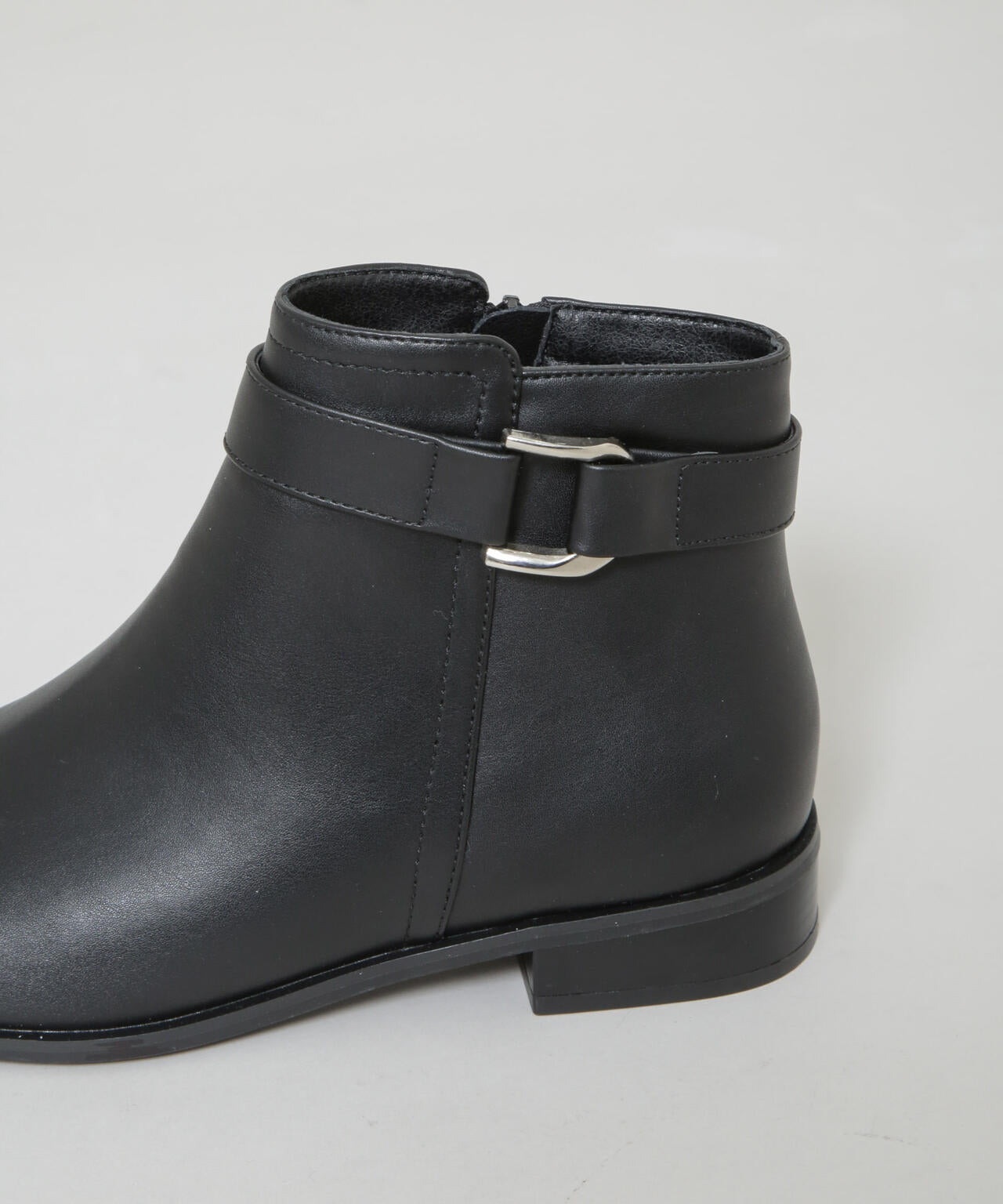 バックルデザインショートブーツ