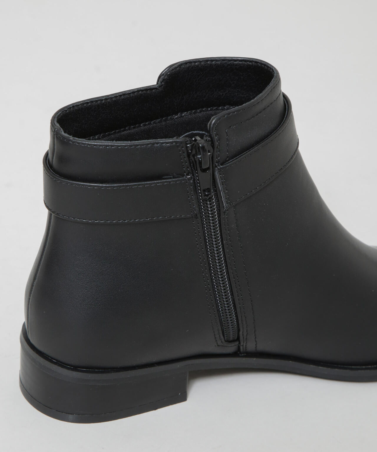 バックルデザインショートブーツ