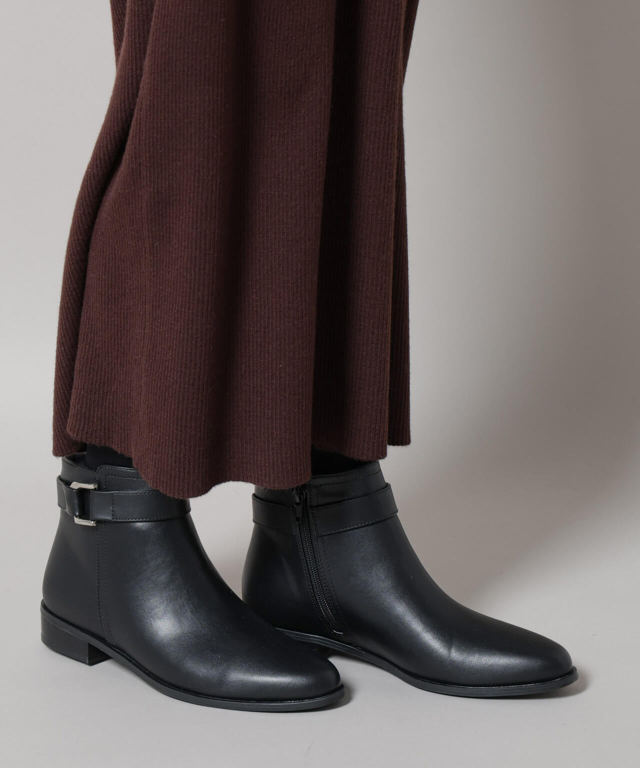 バックルデザインショートブーツ