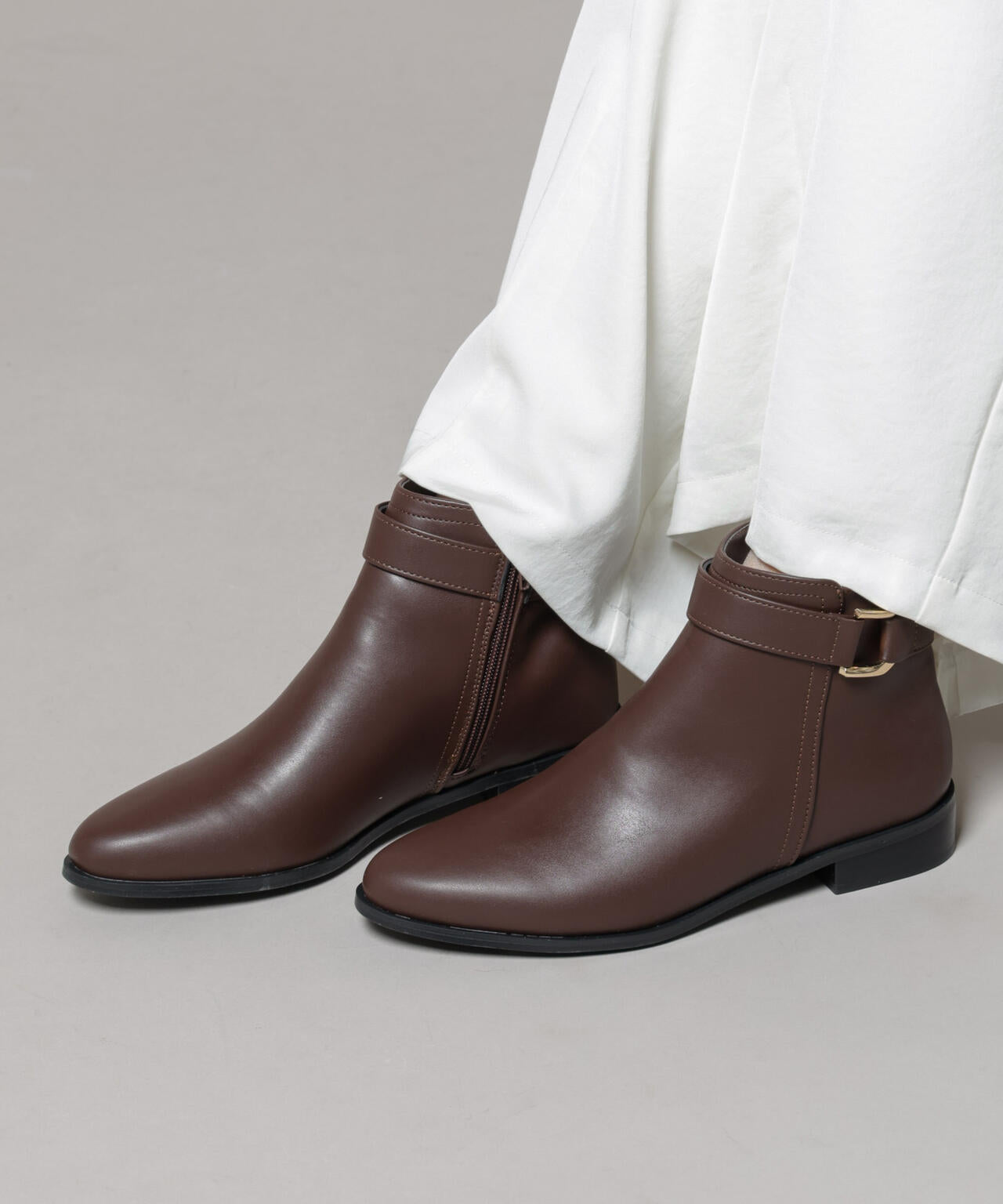 バックルデザインショートブーツ